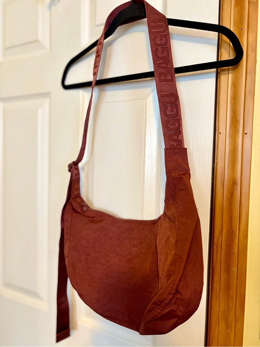 BAGGU Crescent Crossbody Bag in Burgundy